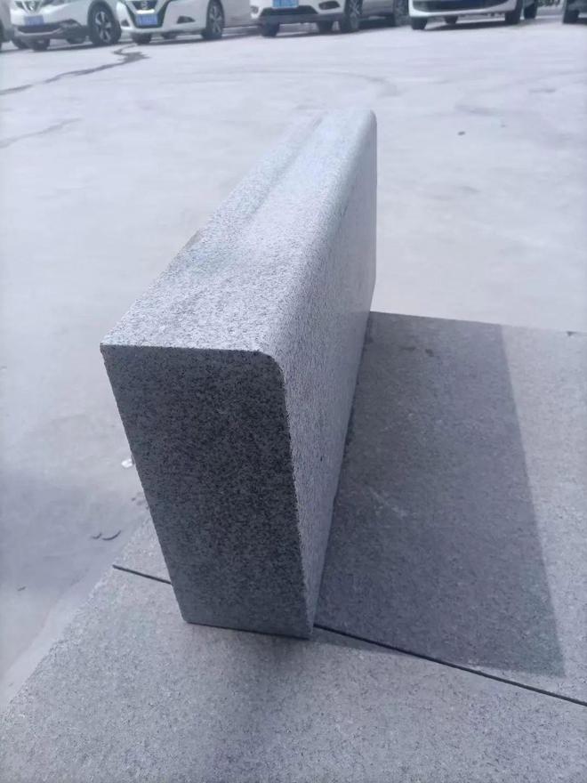 芝麻白路沿石價格與質量的關系 為何不斷不裂的路沿石更值得投資