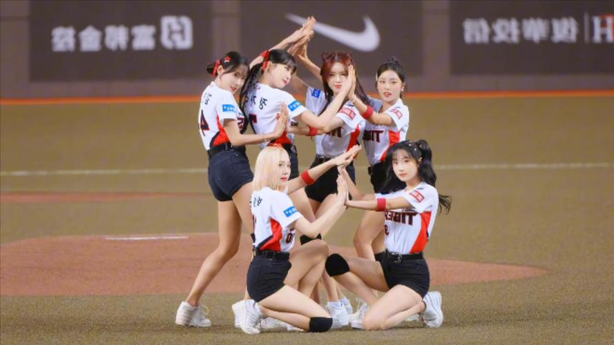 美女啦啦队员被坐身上,美女啦啦队员被坐身上视频